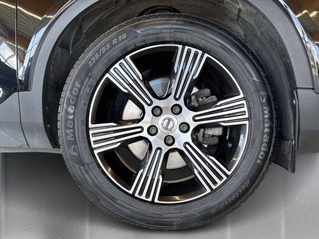 Volvo XC40 2020 Musta