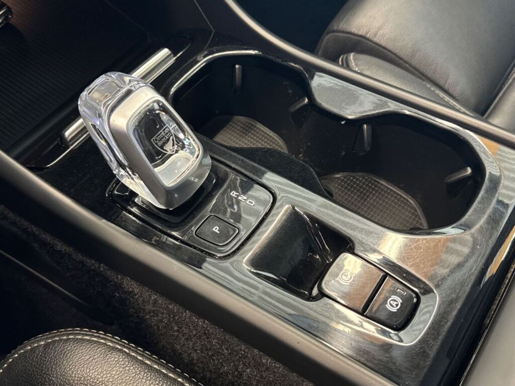 Volvo XC40 2020 Musta