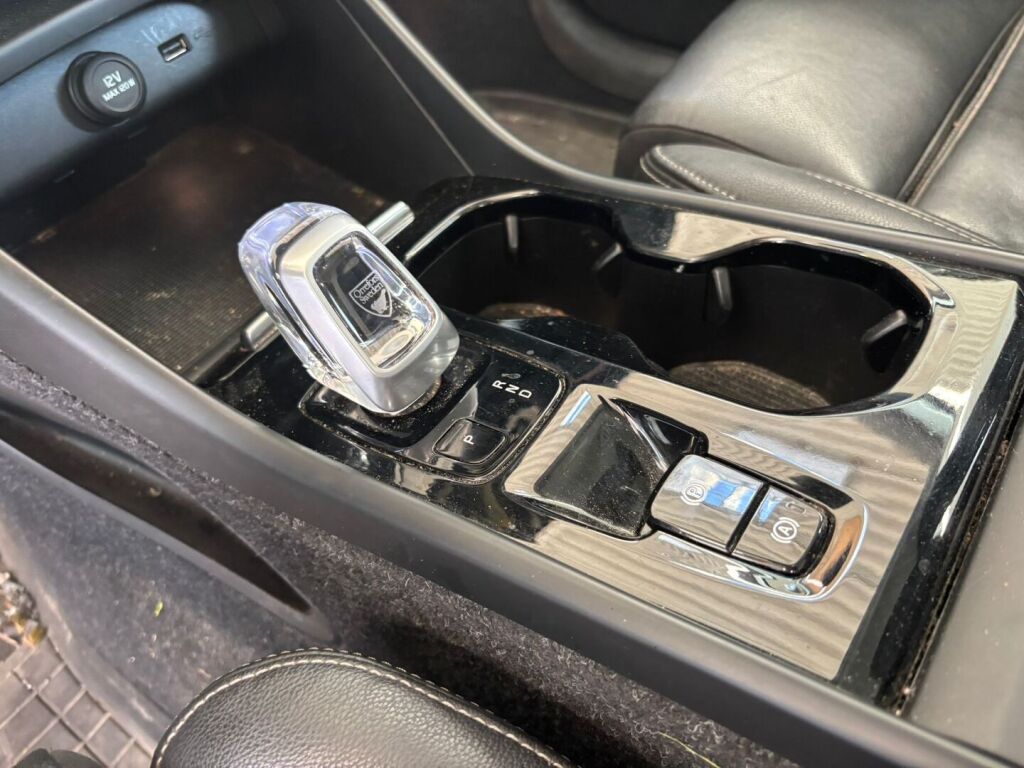 Volvo XC40 2020 Musta