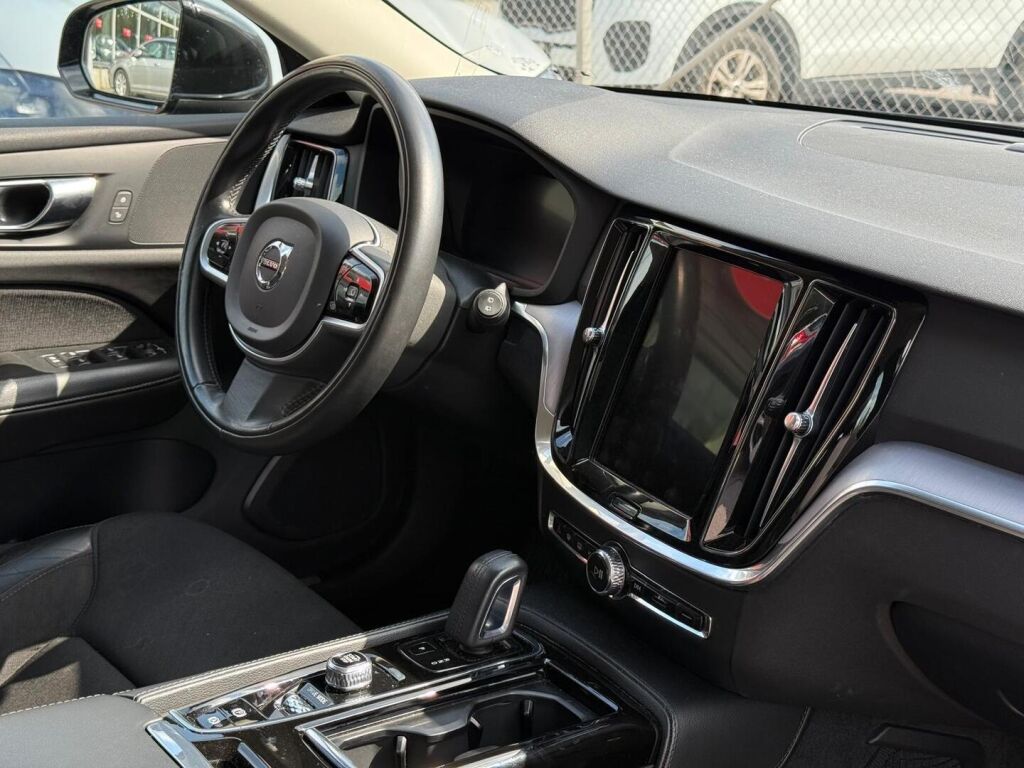 Volvo V60 2020 Musta