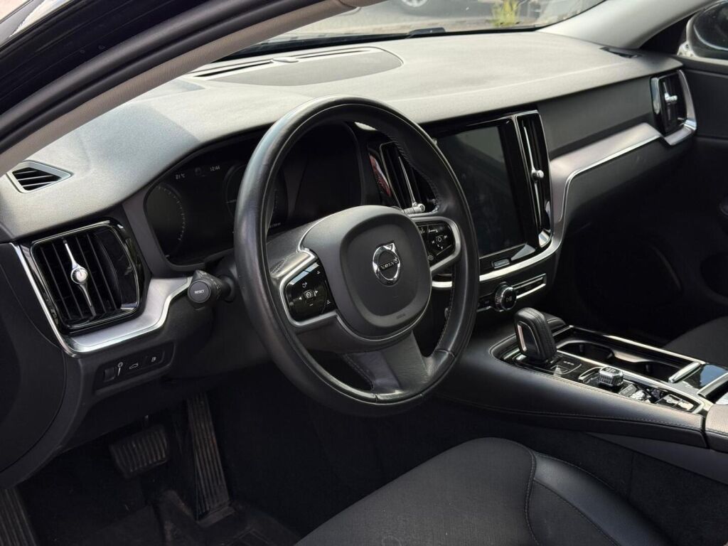 Volvo V60 2020 Musta