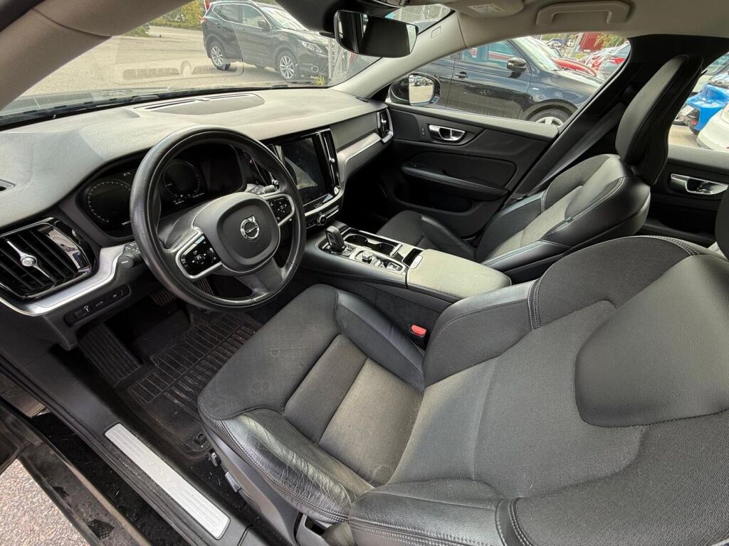 Volvo V60 2020 Musta