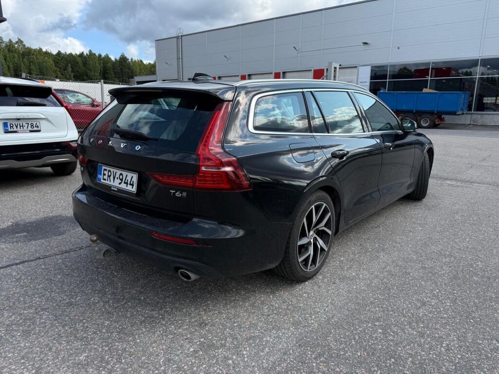 Volvo V60 2020 Musta