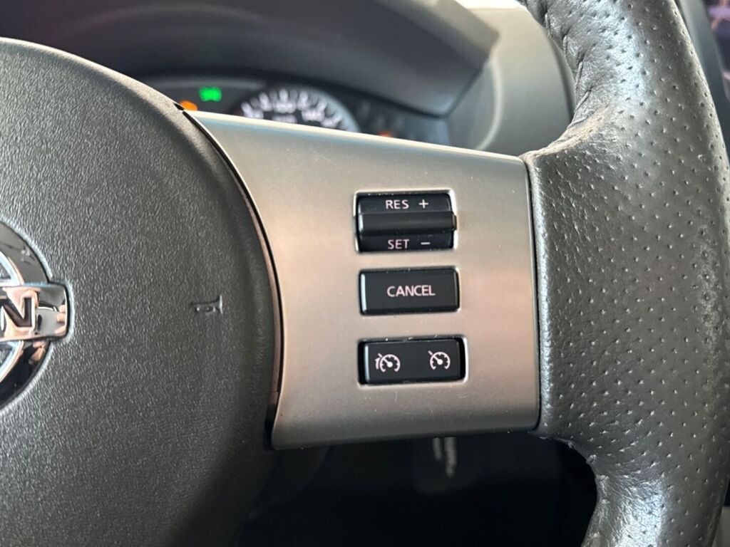 Nissan Navara 2012 Musta