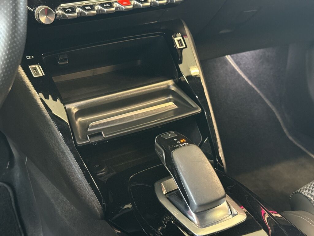 Peugeot e-2008 2022 Punainen