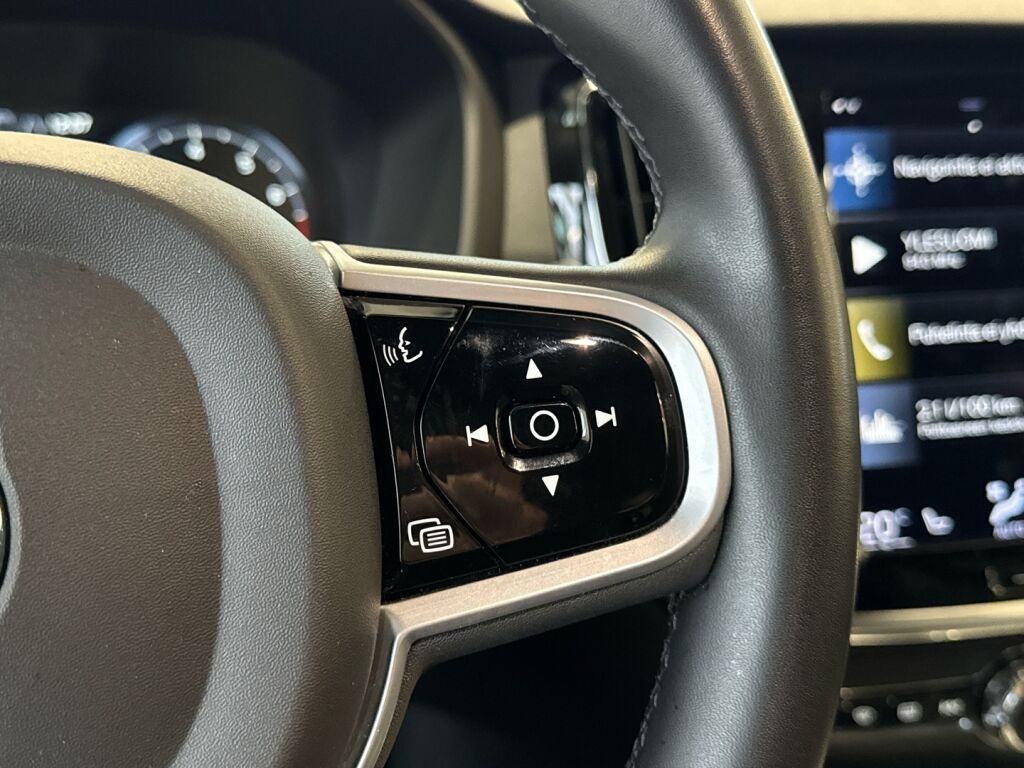 Volvo V60 2022 Musta