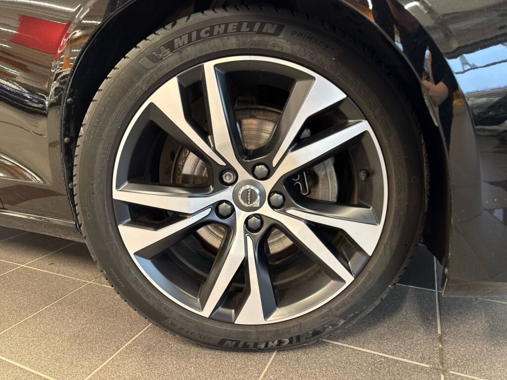 Volvo V60 2022 Musta