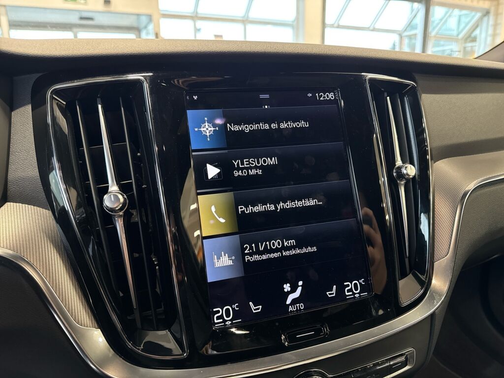 Volvo V60 2022 Musta