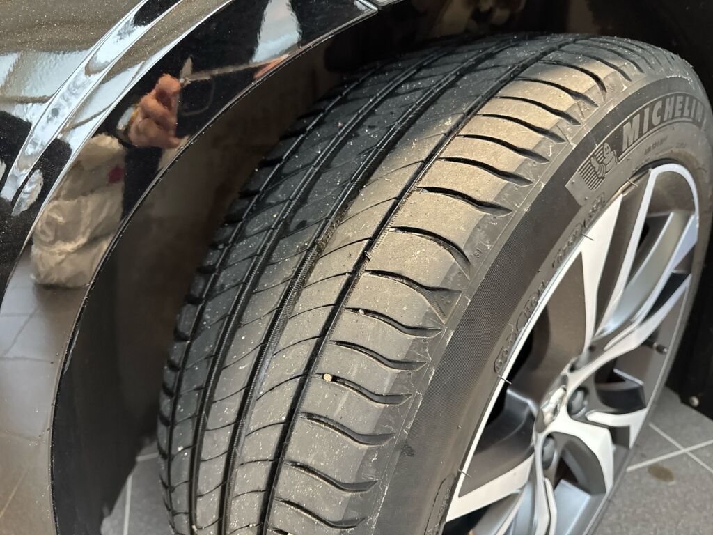 Volvo V60 2022 Musta