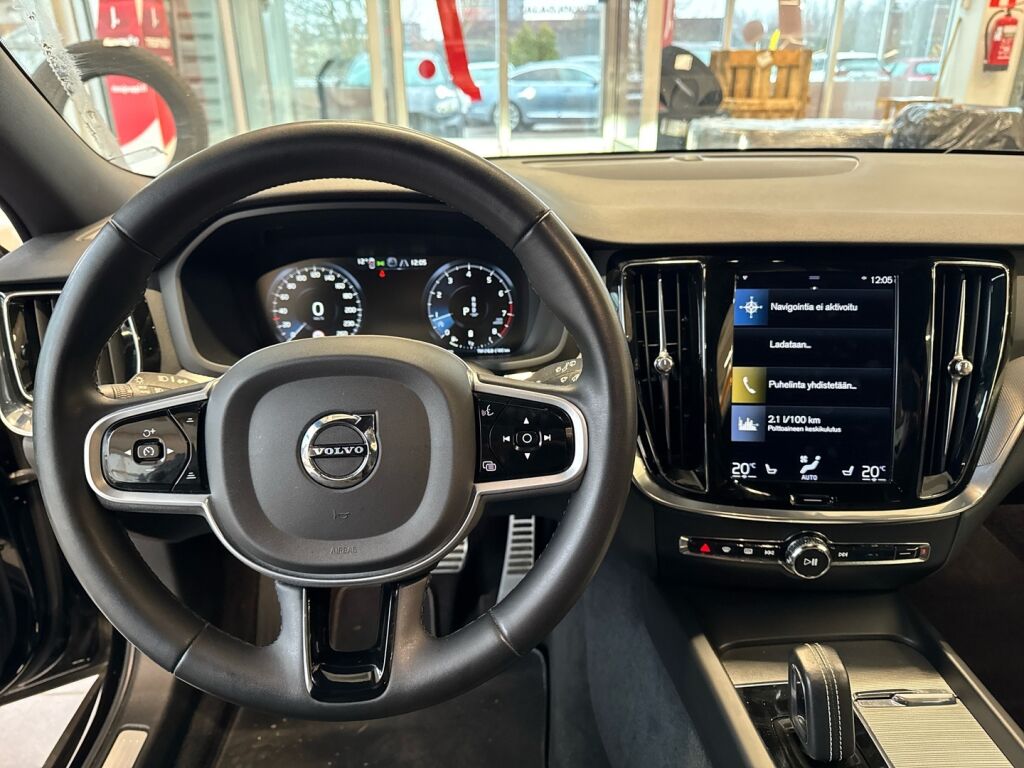 Volvo V60 2022 Musta