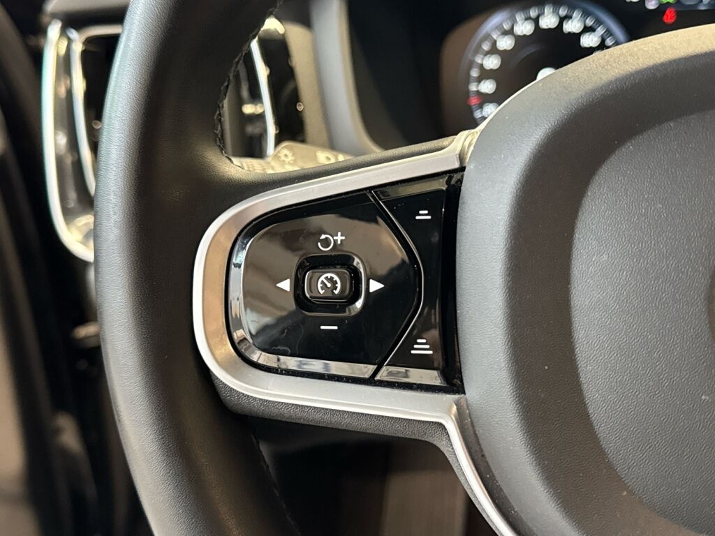 Volvo V60 2022 Musta
