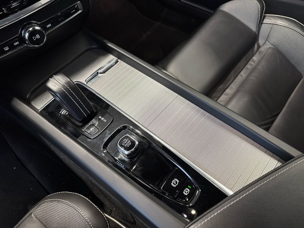 Volvo V60 2022 Musta