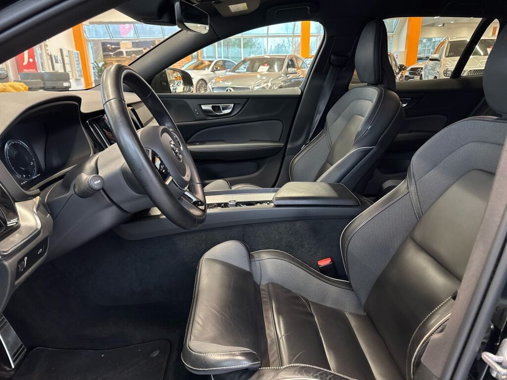 Volvo V60 2022 Musta