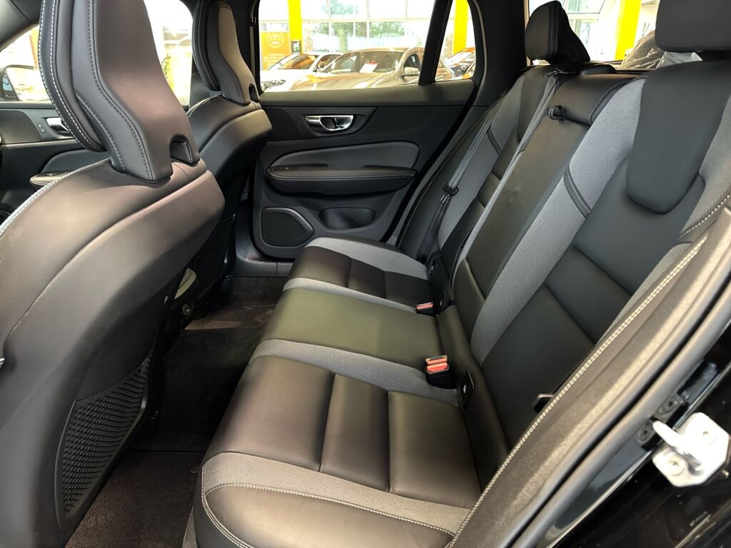 Volvo V60 2022 Musta