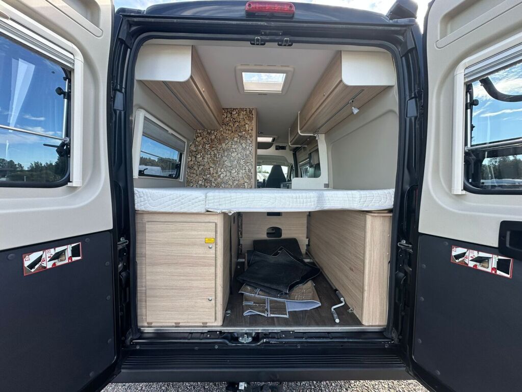 Sunlight Cliff VAN 600 XV 2020 Musta