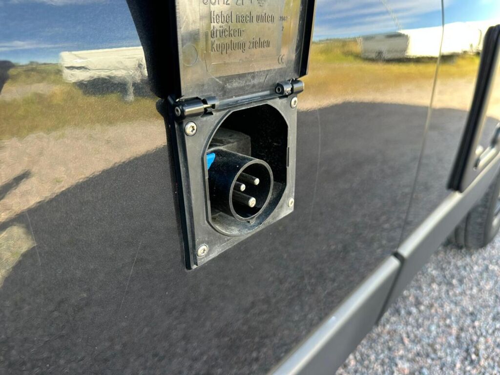 Sunlight Cliff VAN 600 XV 2020 Musta