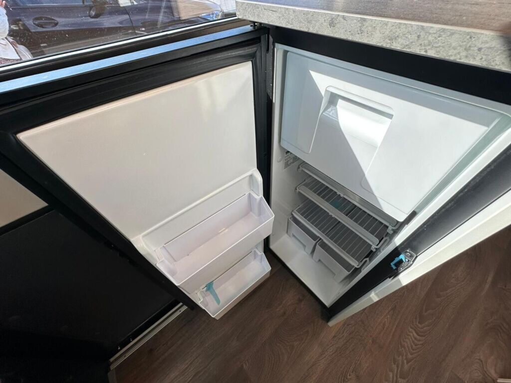 Sunlight Cliff VAN 600 XV 2020 Musta