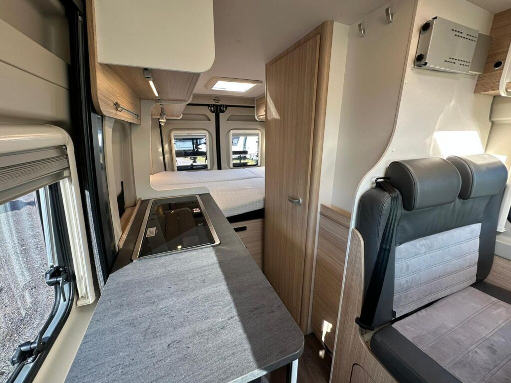 Sunlight Cliff VAN 600 XV 2020 Musta