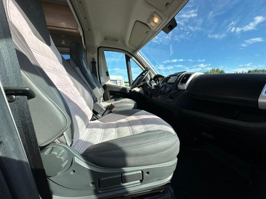 Sunlight Cliff VAN 600 XV 2020 Musta