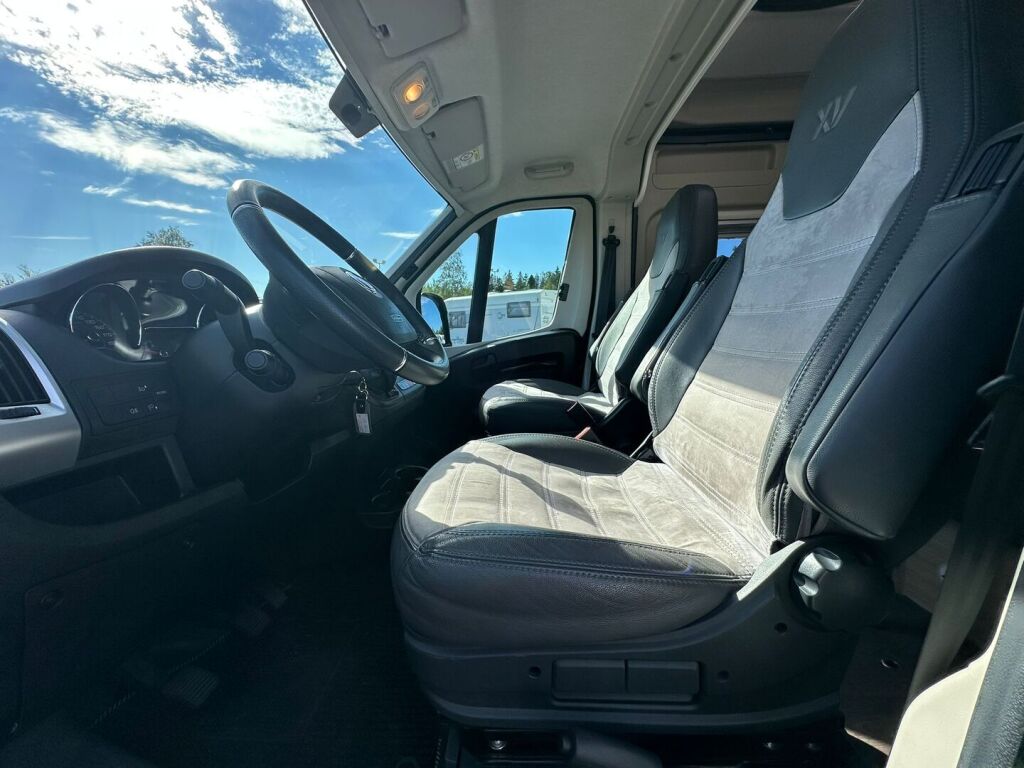 Sunlight Cliff VAN 600 XV 2020 Musta