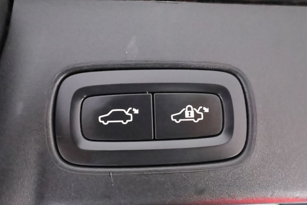 Volvo V90 2020 Musta