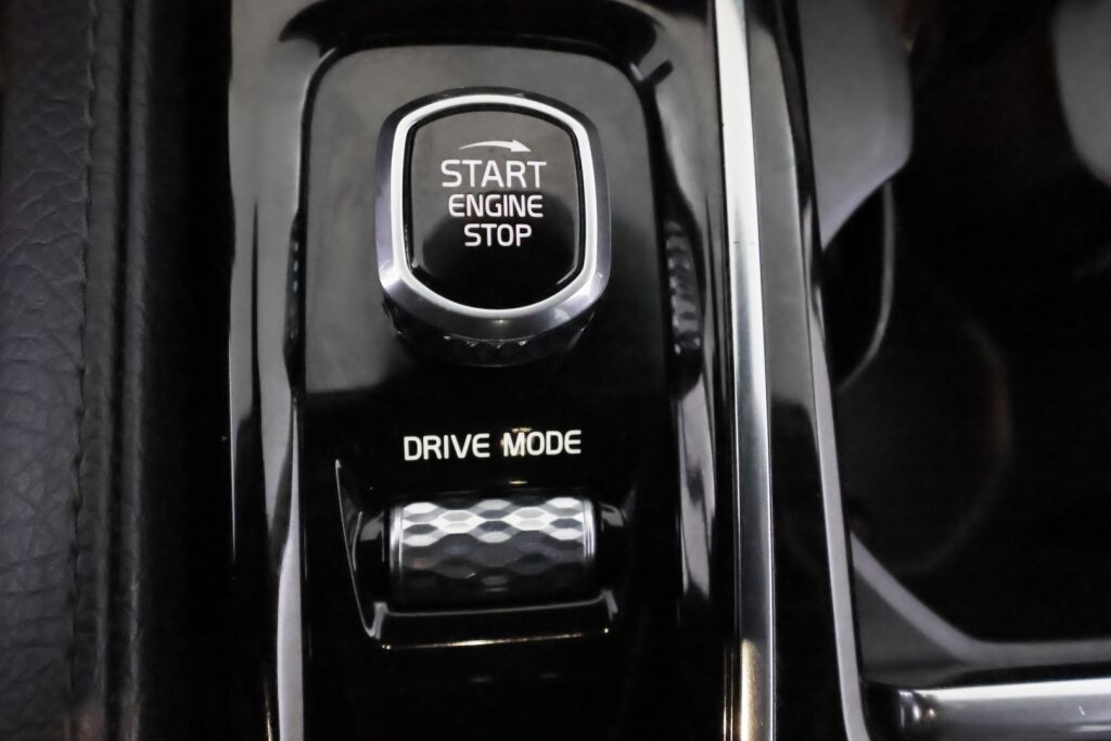 Volvo V90 2020 Musta