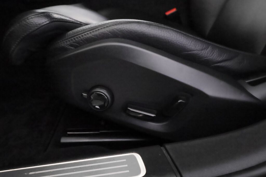 Volvo V90 2020 Musta