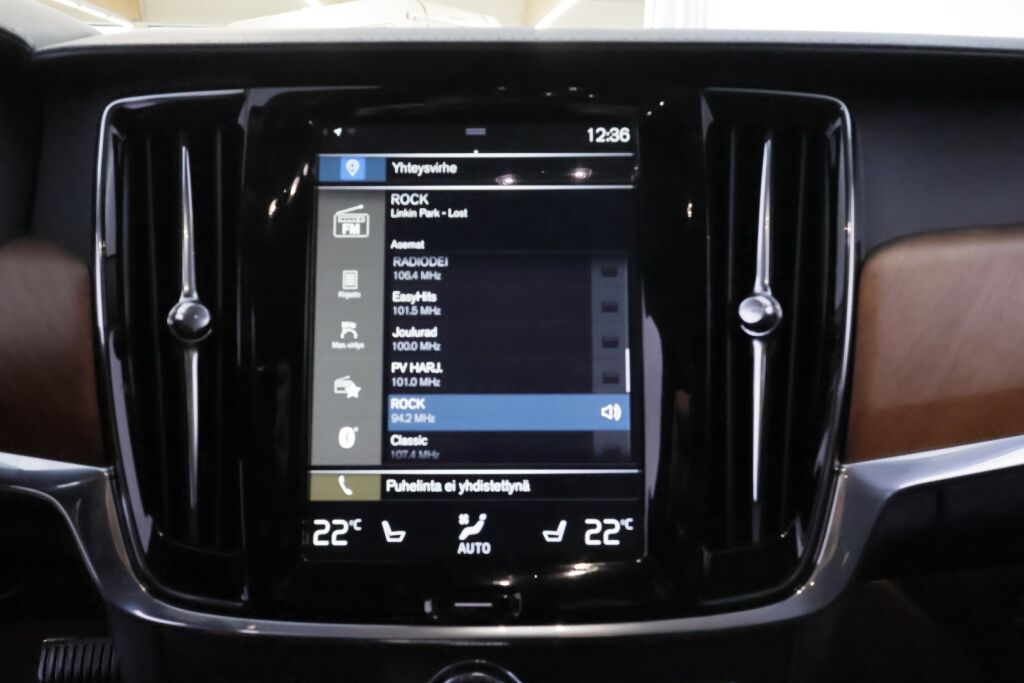 Volvo V90 2020 Musta