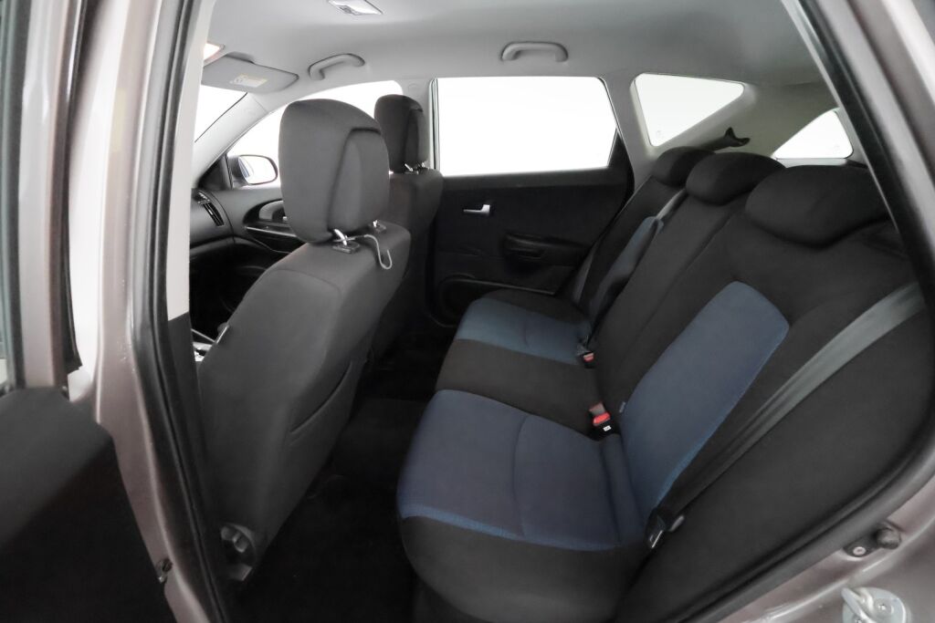 Kia Ceed 2011 Ruskea (beige)