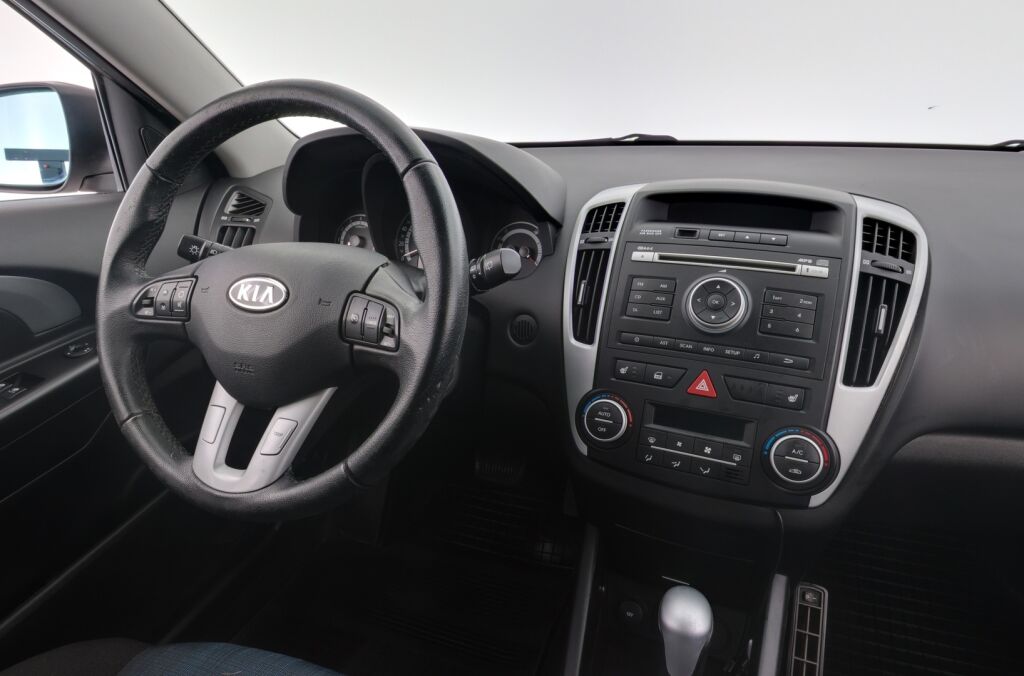 Kia Ceed 2011 Ruskea (beige)
