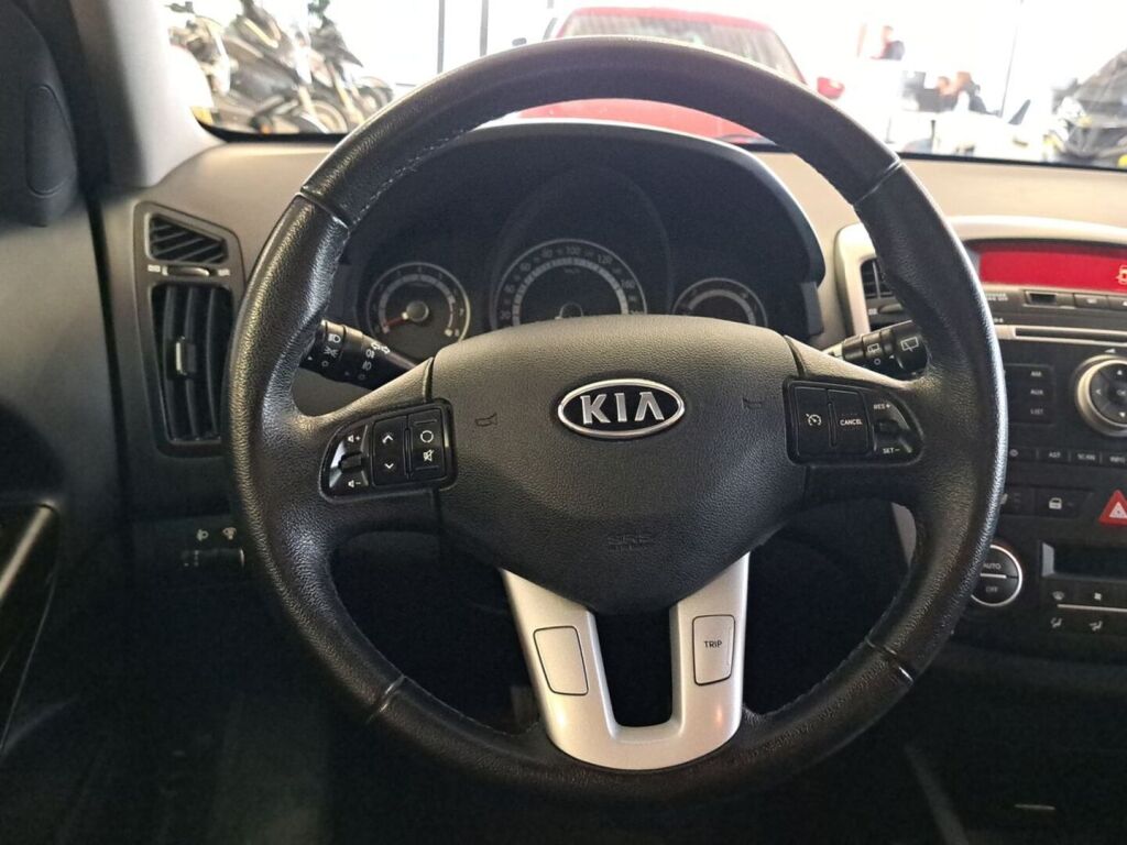Kia Ceed 2011 Punainen
