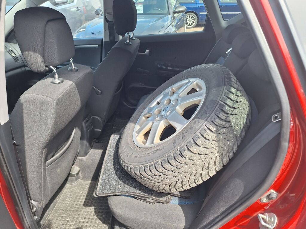 Kia Ceed 2011 Punainen