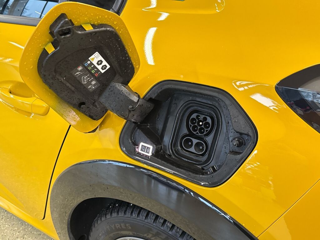 Peugeot e-208 2022 Keltainen