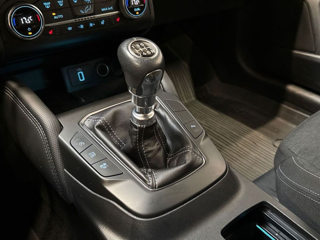 Ford Focus 2021 Musta