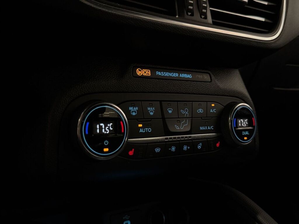Ford Focus 2021 Musta