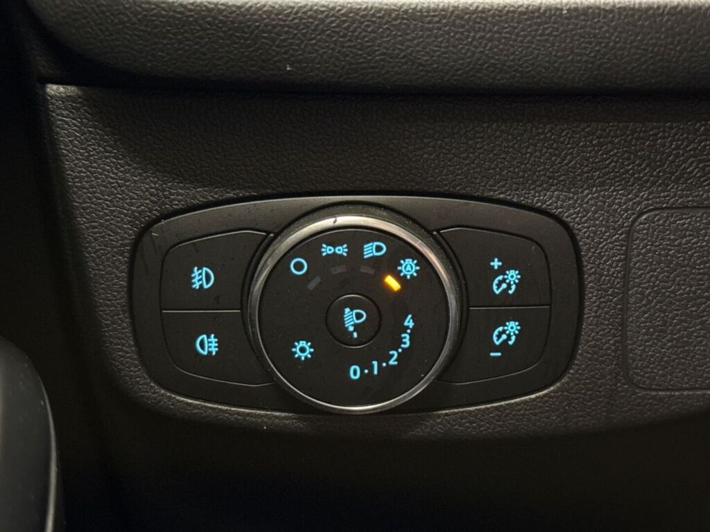 Ford Focus 2021 Musta