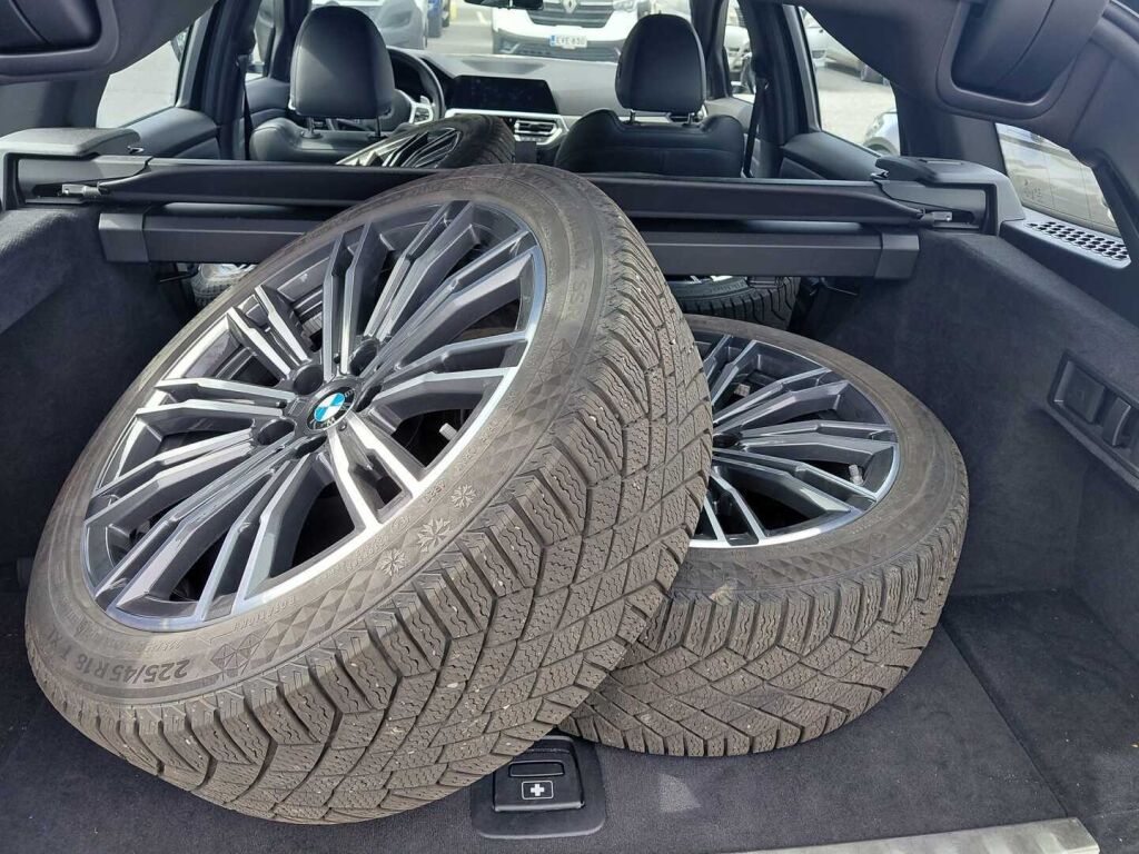 BMW 330 2021 Musta