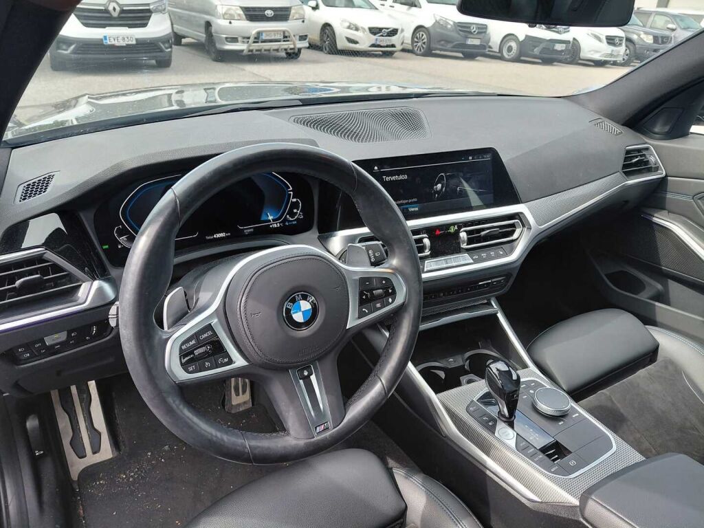 BMW 330 2021 Musta