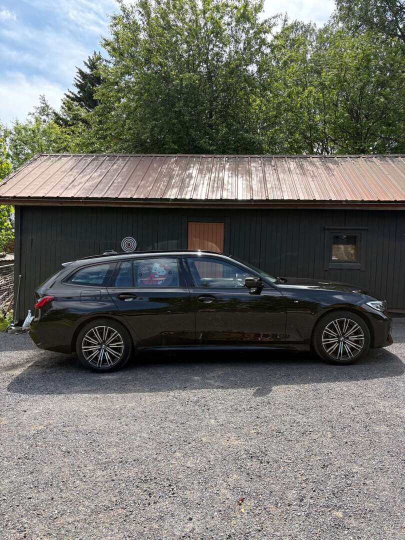 BMW 330 2021 Musta