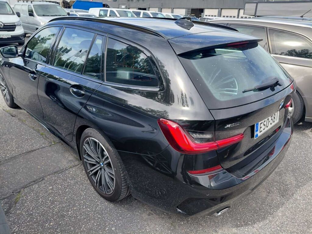 BMW 330 2021 Musta