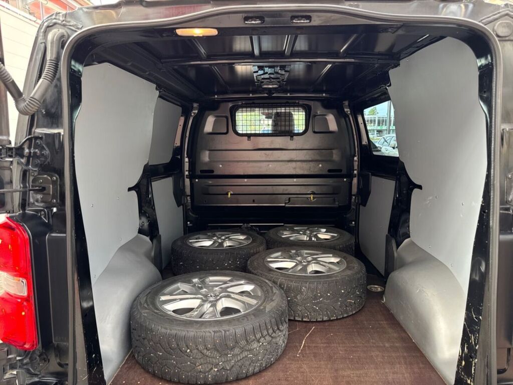 Opel Vivaro 2021 Musta