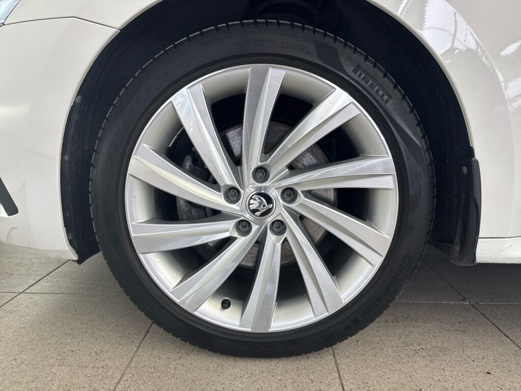 Skoda Octavia 2021 Valkoinen