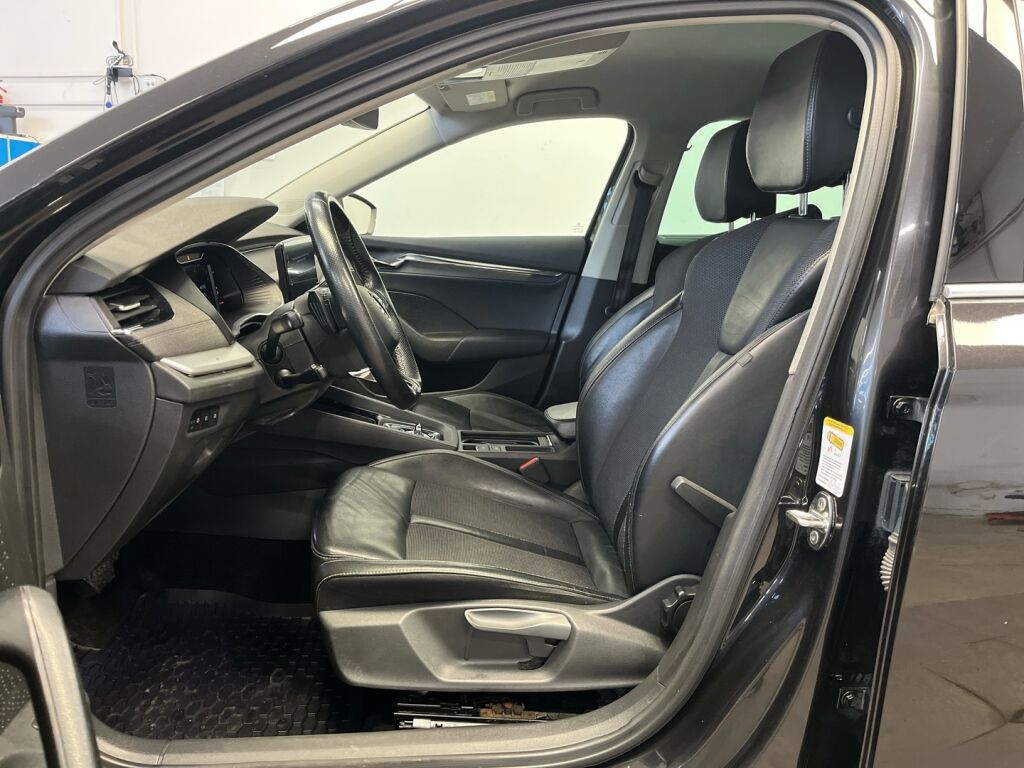 Skoda Octavia 2021 Musta