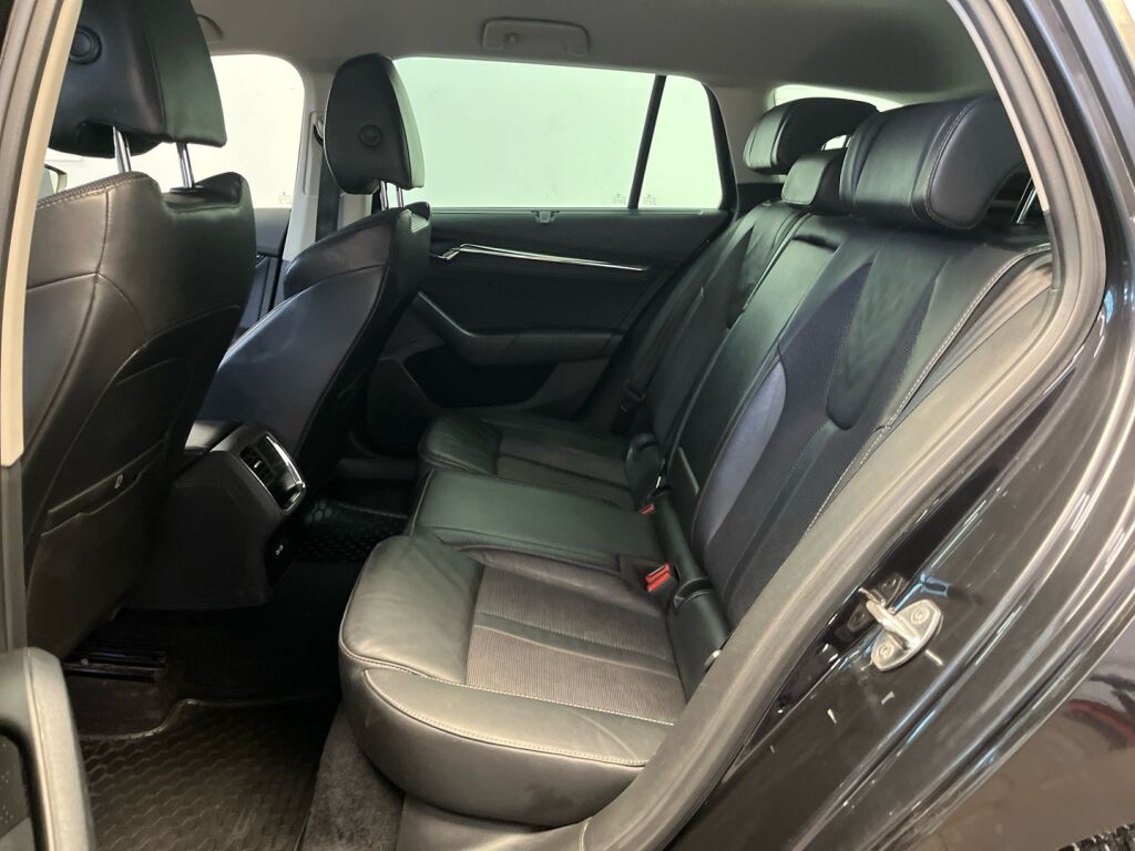 Skoda Octavia 2021 Musta