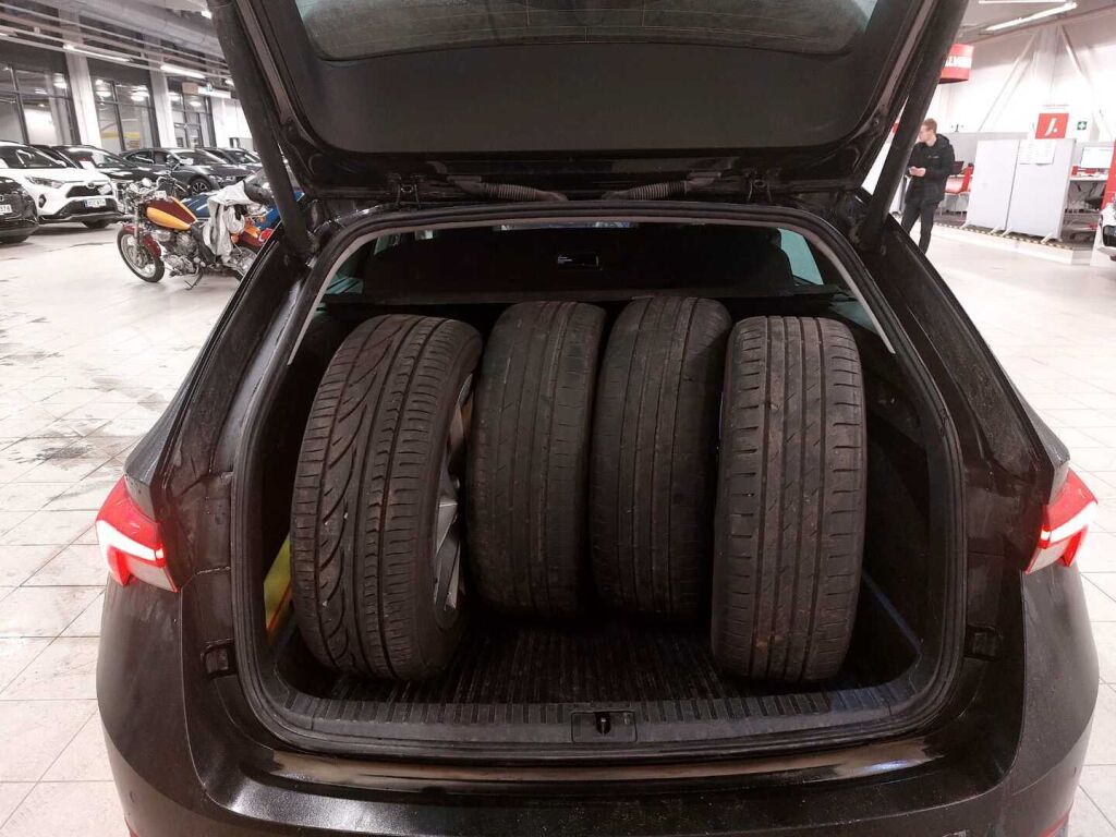 Skoda Octavia 2021 Musta