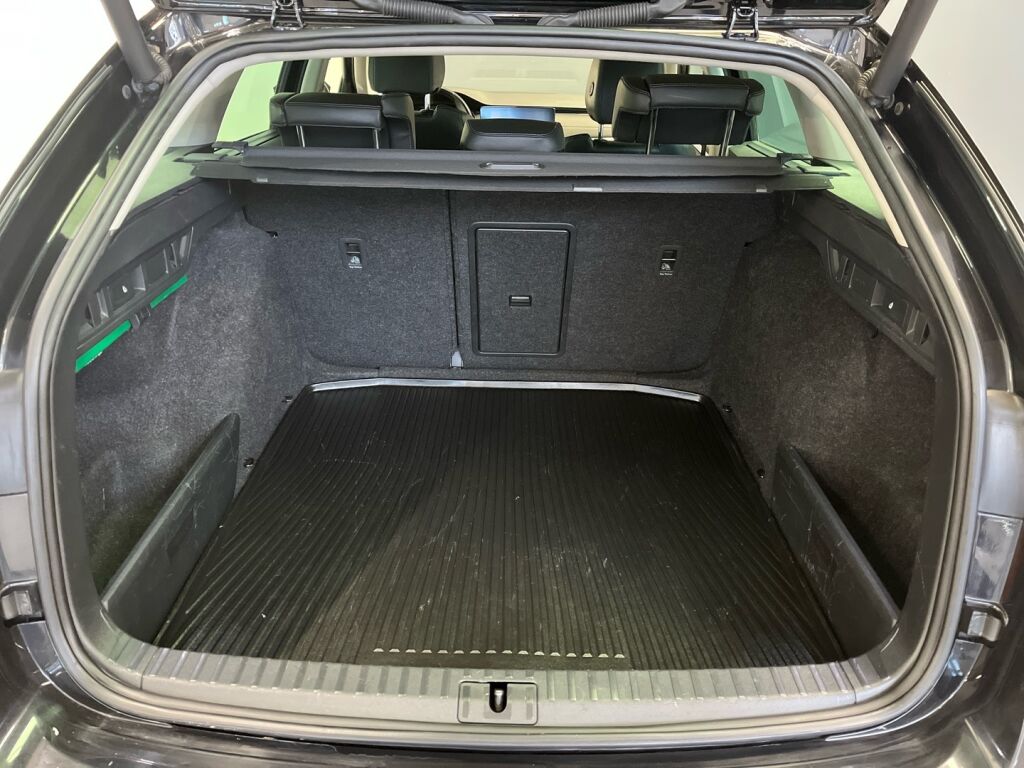 Skoda Octavia 2021 Musta