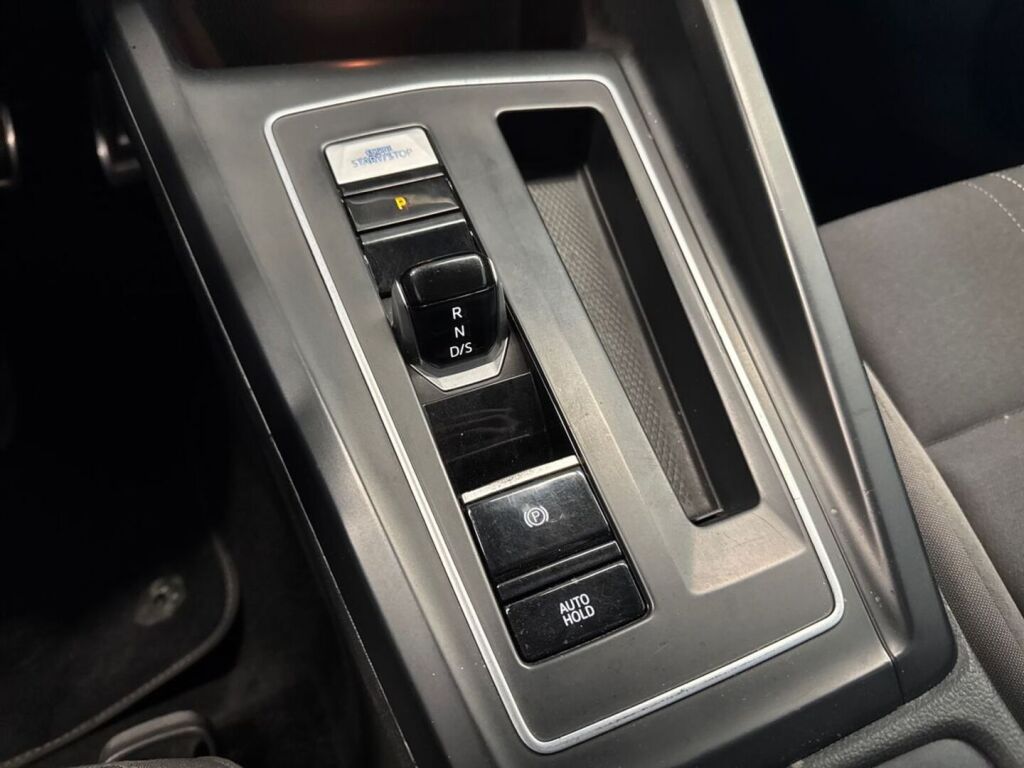 Volkswagen Golf 2021 Valkoinen