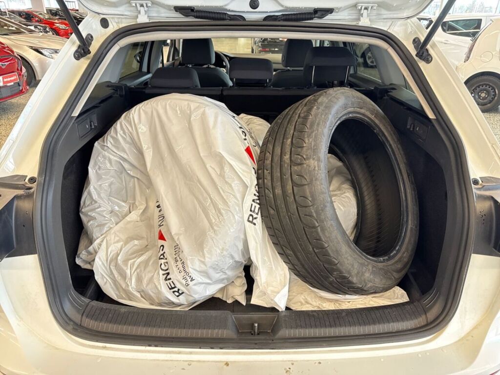 Volkswagen Golf 2021 Valkoinen