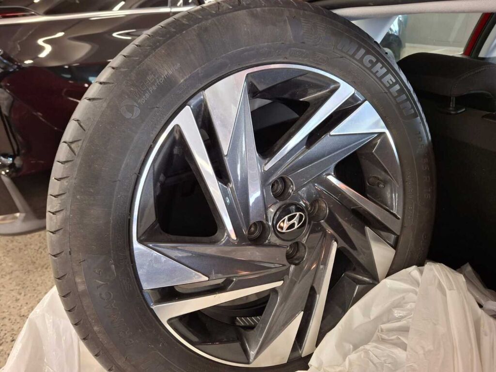 Hyundai Bayon 2022 Punainen