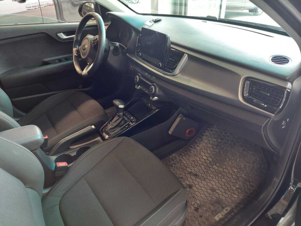 Kia Rio 2021 Musta